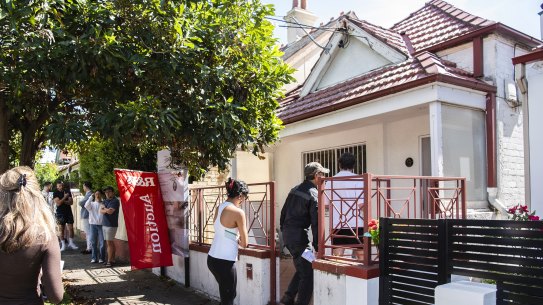 Marrickville father helps daughter in her twenties secure a $1.6 million home in the suburb at auction on Saturday.