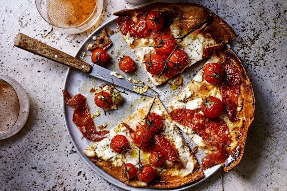 Fast four-ingredient pizza with sopressa and tomato.