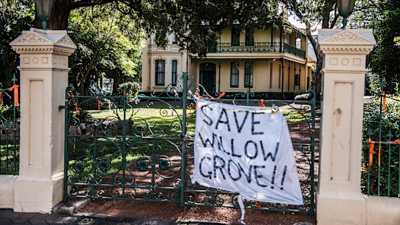 The CFMEU says it will put "bodies in front of machinery" to protect historic Willow Grove.