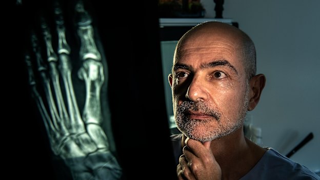 Orthopaedic surgeon David Lunz is calling for greater regulation of podiatric surgeons.