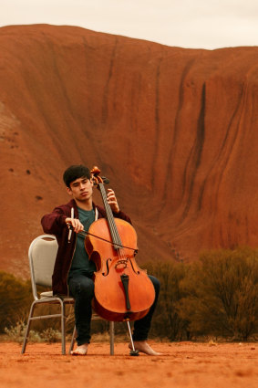 Cellist Richard Narroway at Uluru.