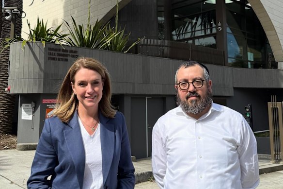 A líder da oposição de NSW, Kellie Sloane, e o rabino Eli Schlanger, em uma postagem compartilhada nas redes sociais em setembro.