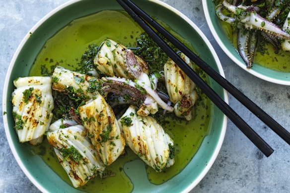 Barbecued squid with onion, parsley and oregano.