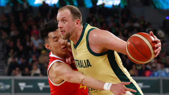 Joe Ingles drives to the basket against China.