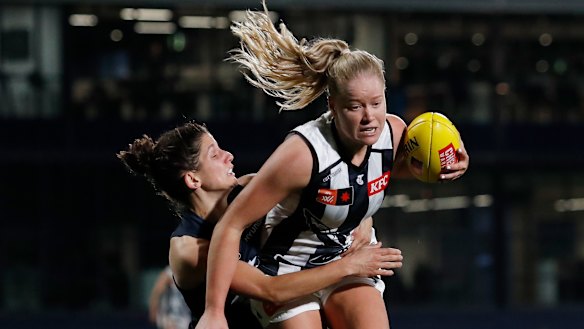 Lauren Butler of the Magpies is tackled by Jessica Dal Pos.