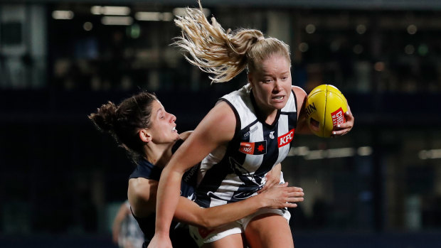 Lauren Butler of the Magpies is tackled by Jessica Dal Pos.