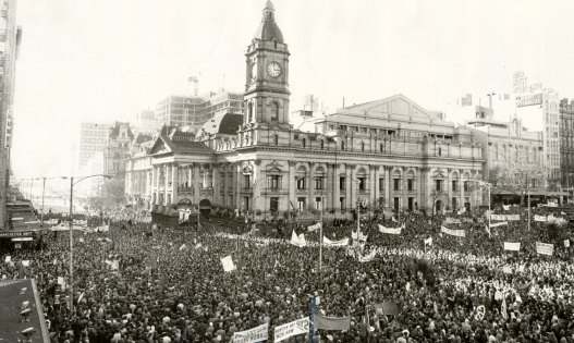 The Melbourne Town Hall engulfed by Vietnam moratorium supporters in 1971. 