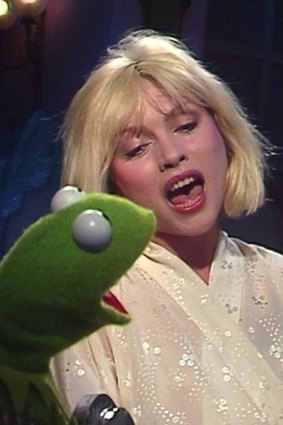 Kermit the Frog and Debbie Harry sing The Rainbow Connection on The Muppet Show.