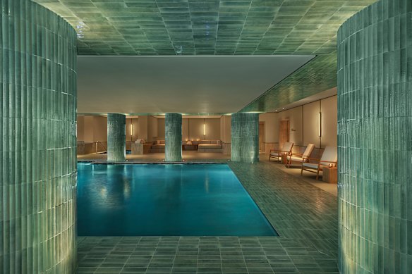 Tranquilo… la piscina en Lake Como Edition.