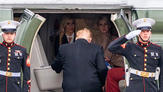 Il presidente Donald Trump sale a bordo di Marine One martedì mentre l'ex addetta stampa della Casa Bianca Katie Zacharia e l'aiutante della Casa Bianca Natalie Harp guardano. 