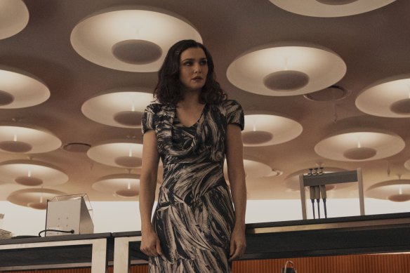 Weisz as Elliot Mantle. Or is it Beverly?