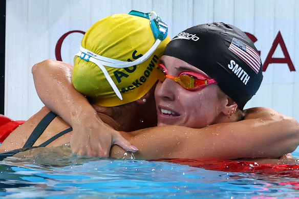 Kaylee McKeown embraces her US rival Regan Smith.