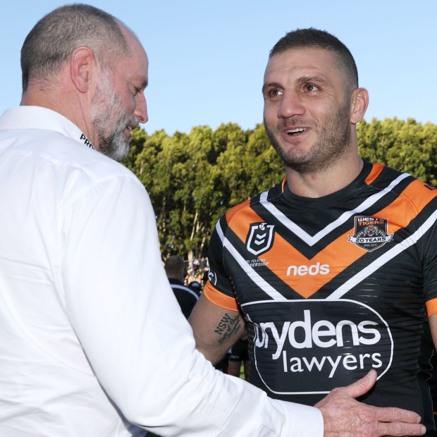 Michael Maguire approaches Robbie Farah after his final NRL game in 2019.