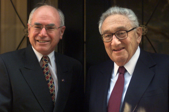 John Howard, pe atunci prim-ministru al Australiei, cu Henry Kissinger la New York în 2002.