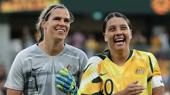 Matildas goalkeeper Lydia Williams (L) has signed for Arsenal in England. 