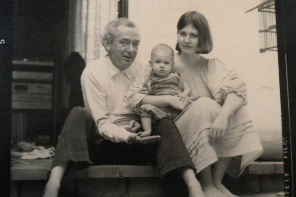 Bertie Blackman with her parents, Charles Blackman and Genevieve de Couvreur.