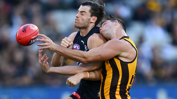 Lachie Plowman and Jaeger O’Meara collide during round 10. 