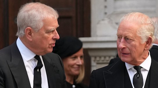 Andrea e Re Carlo lasciano una messa a Londra a settembre.