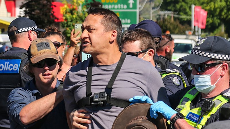Police believe Dezi Freeman travelled to NSW, more arrests made