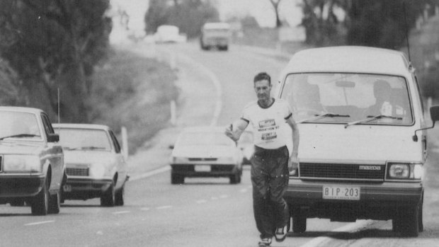 Cliff Young running from Sydney to Melbourne in 1983