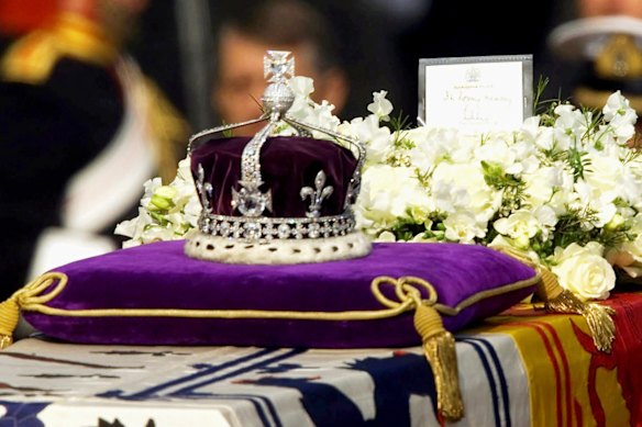 O diamante Koh-i-Noor é a peça central da Coroa Britânica.