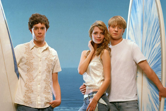 “Triangles hurt people”, Seth Cohen (Adam Brody, left) cautioned his adopted brother Ryan (Ben McKenzie) in the O.C. 20 years ago.
