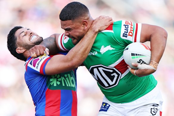 Dylan Brown tenta conter Latrell Mitchell no domingo.