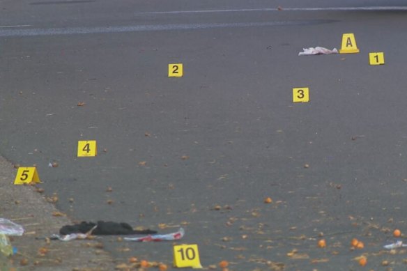 Evidências no local de um esfaqueamento do lado de fora de uma festa de 15 anos em um Airbnb no oeste de Sydney.