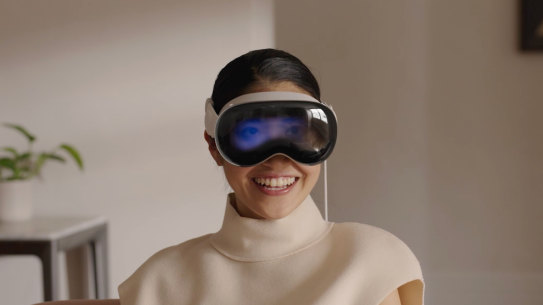 Apple’s Vision Pro has an outward-facing screen that shows a video of your eyes.