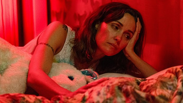 Rose Byrne foi indicada para Melhor Performance Feminina em Filme Musical ou Comédia por sua atuação de destaque como psicoterapeuta em dificuldades em If I Had Legs I'd Kick You.