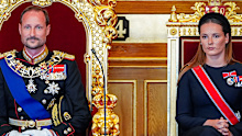 Norway’s King Haakon VIII, with his daughter and heir Crown Princess Ingrid Alexandra, has taken the oath of allegiance in parliament.