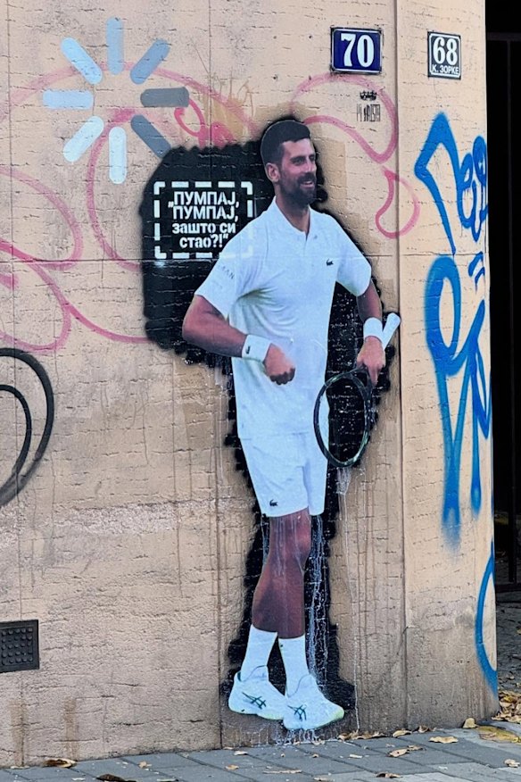 O artista de rua sérvio Andrej Josifovski postou esta imagem em outubro. Mostra um mural de Djokovic com a lenda 