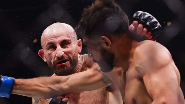 Volkanovski trumps Rodriguez to retain UFC featherweight crown