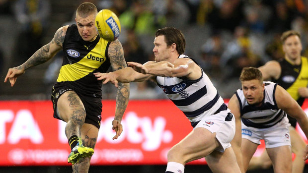 Dustin Martin kicks under pressure.