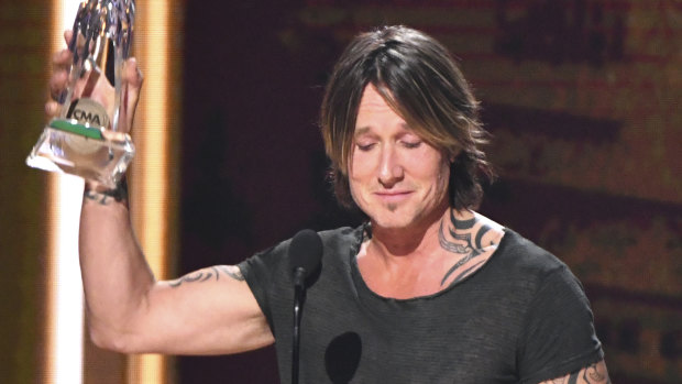 Keith Urban accepts the award for entertainer of the year at the 52nd annual CMA Awards. 