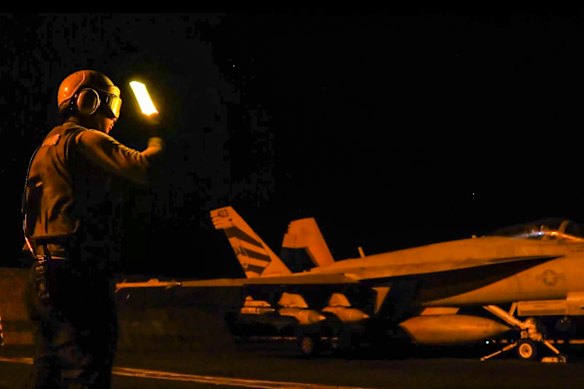 Un aereo da caccia americano si prepara al lancio nel mezzo di una nuova ondata di attacchi contro obiettivi iraniani.