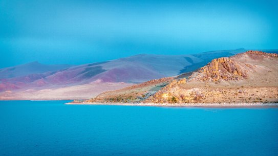 La “perla azul oscura” del norte de Mongolia… el lago Khuvsgul.
