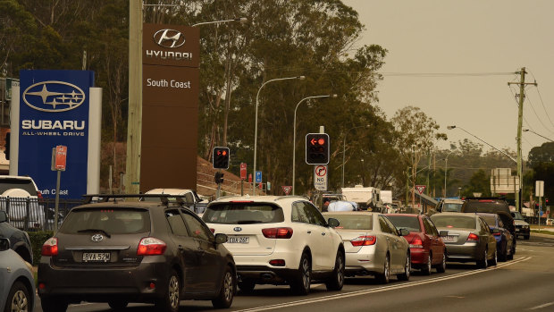 Heavy traffic as people evacuate a smoky Batemans Bay.