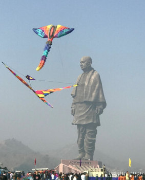 Jo Baker’s 12-metre Manta Ray kite is dwarfed by one of the world’s largest statues, the Statue of Unity, in Gujurat in India, 2019.