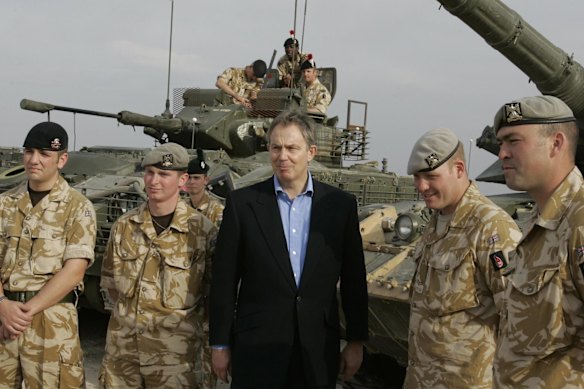 Tony Blair mengunjungi pasukan di Irak pada 22 Desember 2005.