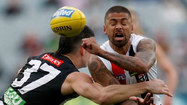 Brayden Maynard of the Magpies tackles Bradley Hill.