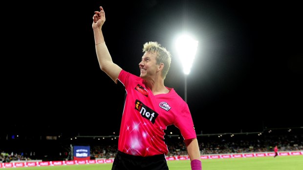 Brett Lee waving to the crowd in his farewell.