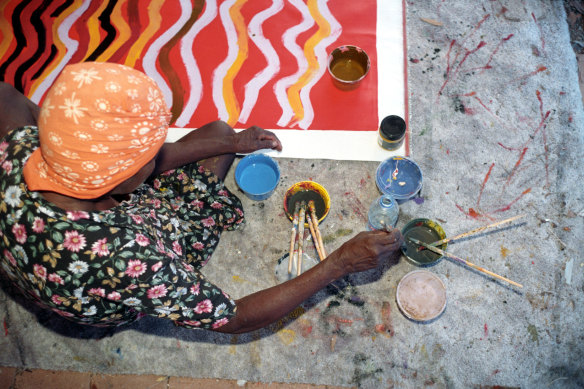The Productivity Commission found that artists from remote communities such as the Western Desert earned very little from their work. 