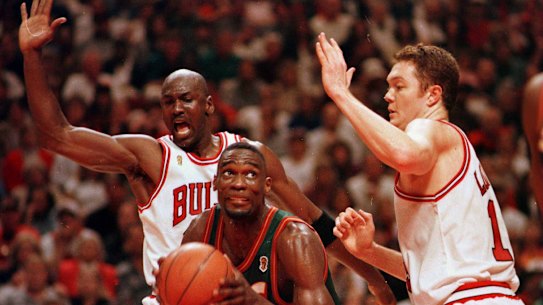Michael Jordan and Luc Longley in action for the Bulls in 1996.
