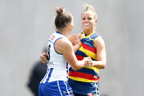 North Melbourne captain Emma Kearney and Adelaide’s Danielle Ponter.