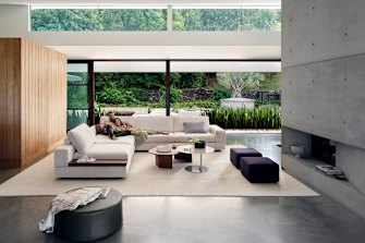 The King Jasper sofa combines leisure and luxury.