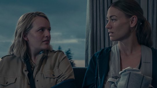 The relationship between June (Elisabeth Moss) and Serena (Yvonne Strahovski) takes an unexpected turn in the final season of The Handmaid’s Tale. 