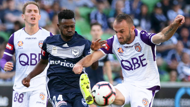 Victory's Elvis Kamsoba competes with Perth Glory's Ivan Franjic.