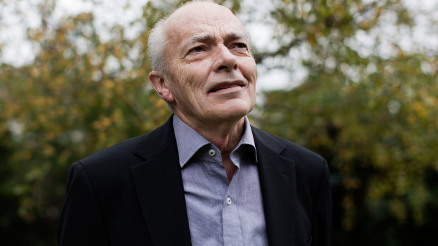 Award-winning journalist Les Carlyon has died aged 76.