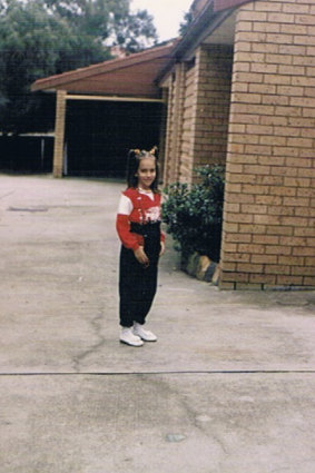 As a child, Nicole embraced the fashion 
trends of the early 1990s.
